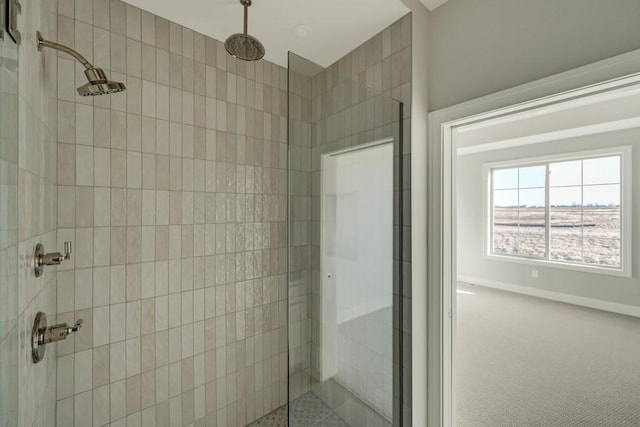 bathroom featuring a tile shower