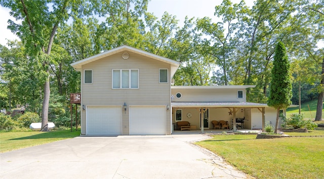 view of front of property featuring a front yard and a garage