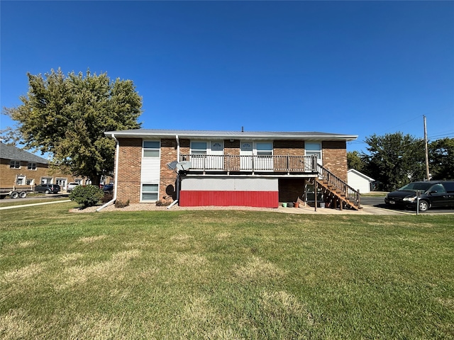 view of front of property featuring a wooden deck and a front lawn