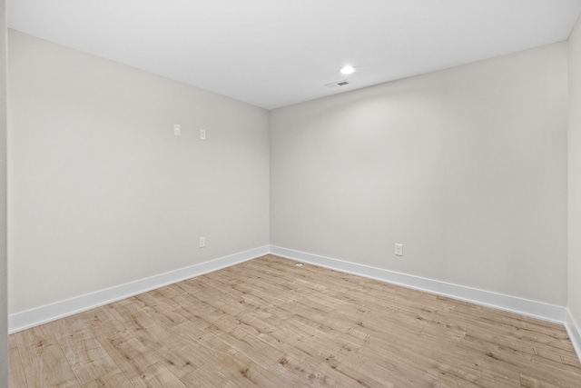 spare room with light wood-style floors, visible vents, baseboards, and recessed lighting