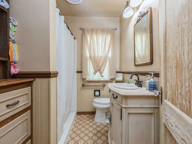 bathroom featuring a shower with curtain, vanity, and toilet