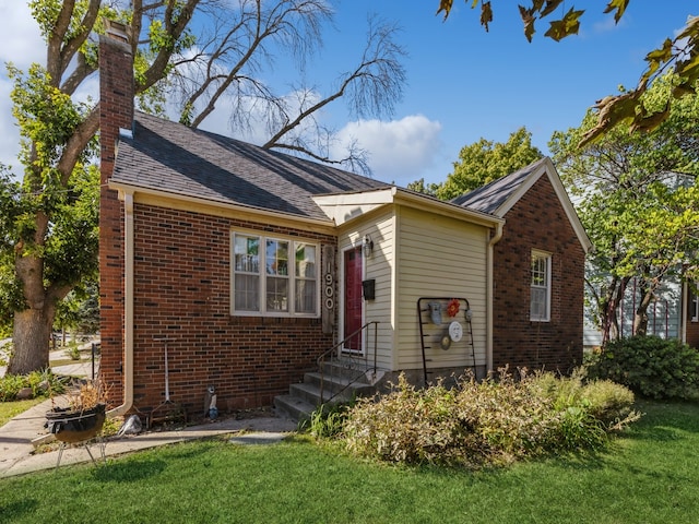 view of front of house with a front yard