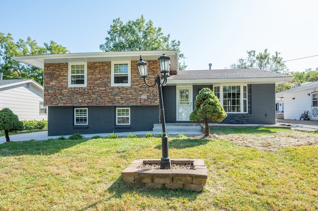 tri-level home featuring a front lawn