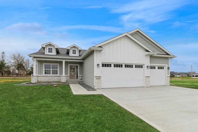 craftsman house featuring covered porch, a garage, and a front lawn