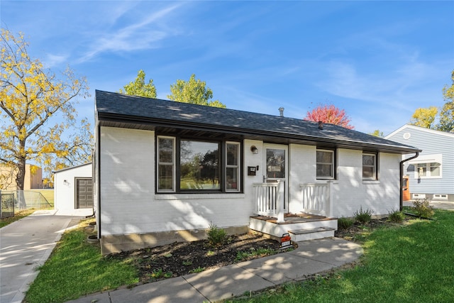 view of front of house with a front lawn