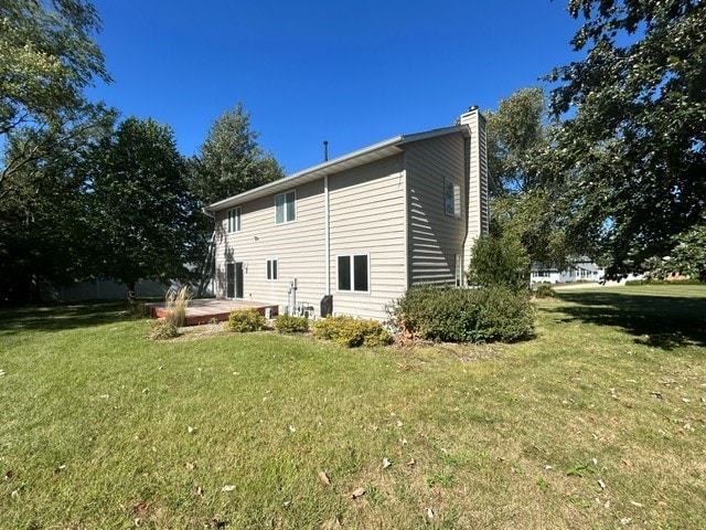 back of house featuring a lawn