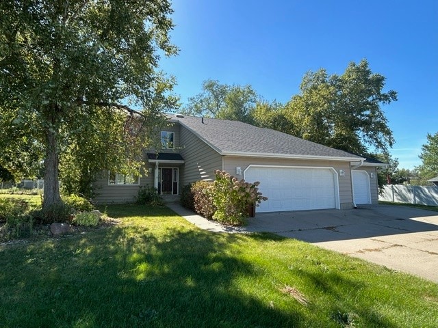 view of front of house featuring a garage and a front yard