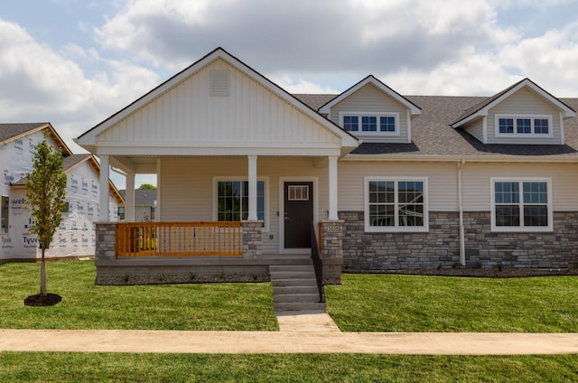 craftsman-style house featuring a front lawn and a porch