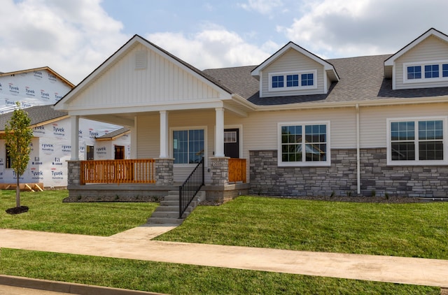 view of front facade featuring a porch and a front lawn