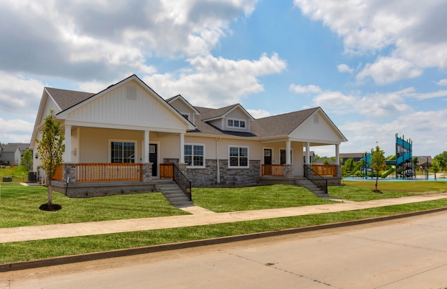 craftsman inspired home featuring a front lawn and covered porch