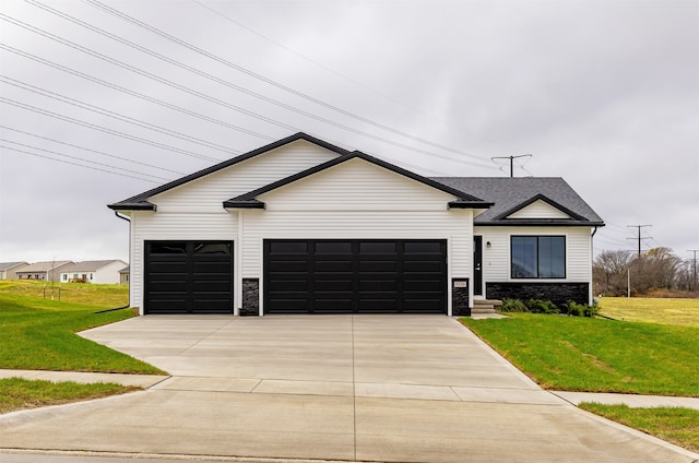 view of front facade featuring a garage and a front yard