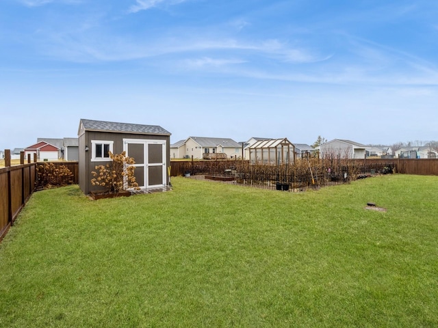 view of yard featuring a shed