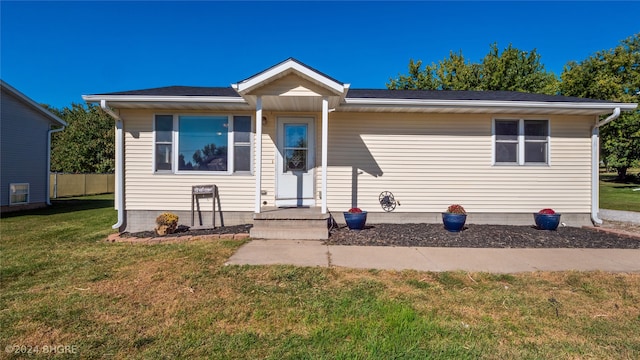 view of front facade with a front yard