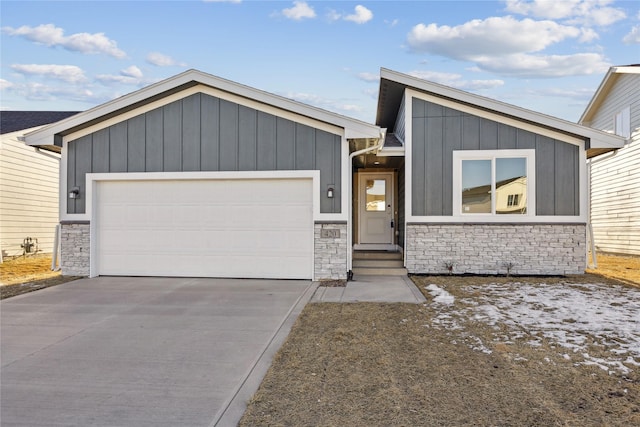 view of front facade with a garage