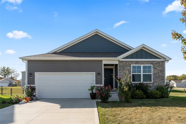 view of front of home featuring a front lawn and a garage