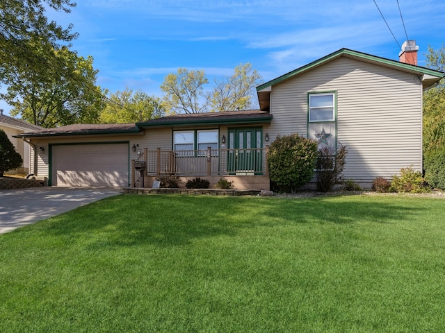 view of front of home featuring a front yard and a garage