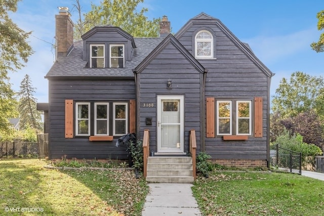 view of front of property featuring a front yard