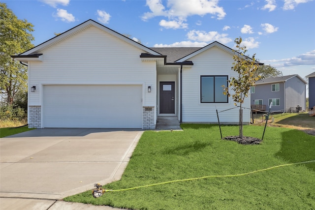 view of front facade featuring a front yard