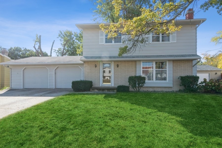 view of front property featuring a front yard and a garage