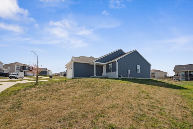 view of front of home featuring a front lawn and a garage