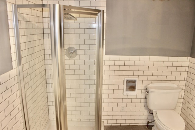 1510 9th St, Des Moines, IA 50314 - bathroom featuring toilet, visible vents, and a stall shower