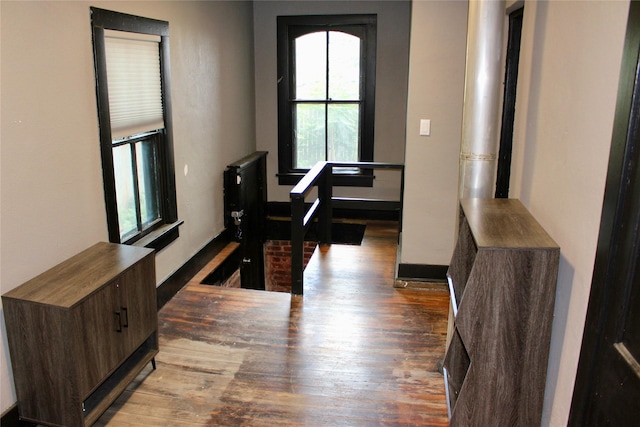 1510 9th St, Des Moines, IA 50314 - interior space with a wealth of natural light, wood finished floors, and baseboards