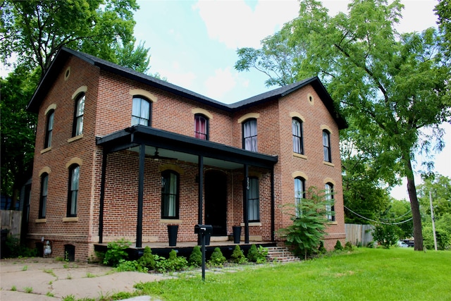 view of front facade featuring covered porch and a front yard