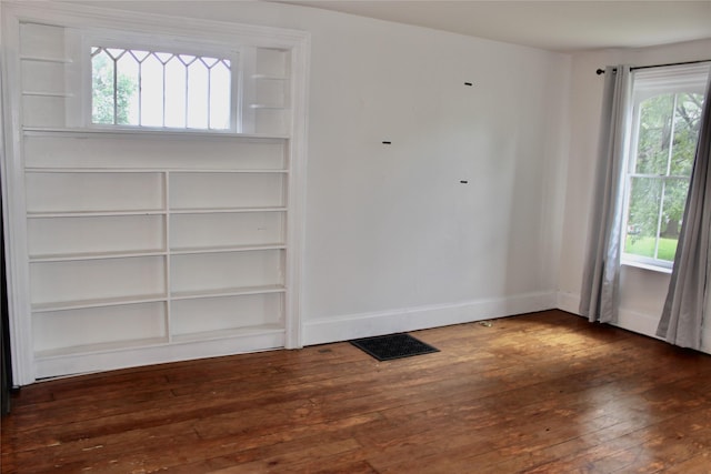 1510 9th St, Des Moines, IA 50314 - unfurnished room with baseboards, visible vents, and hardwood / wood-style flooring