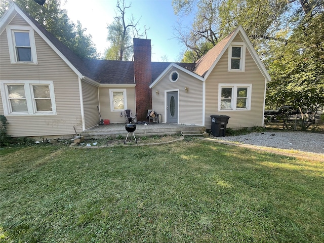 view of front of house featuring a front lawn