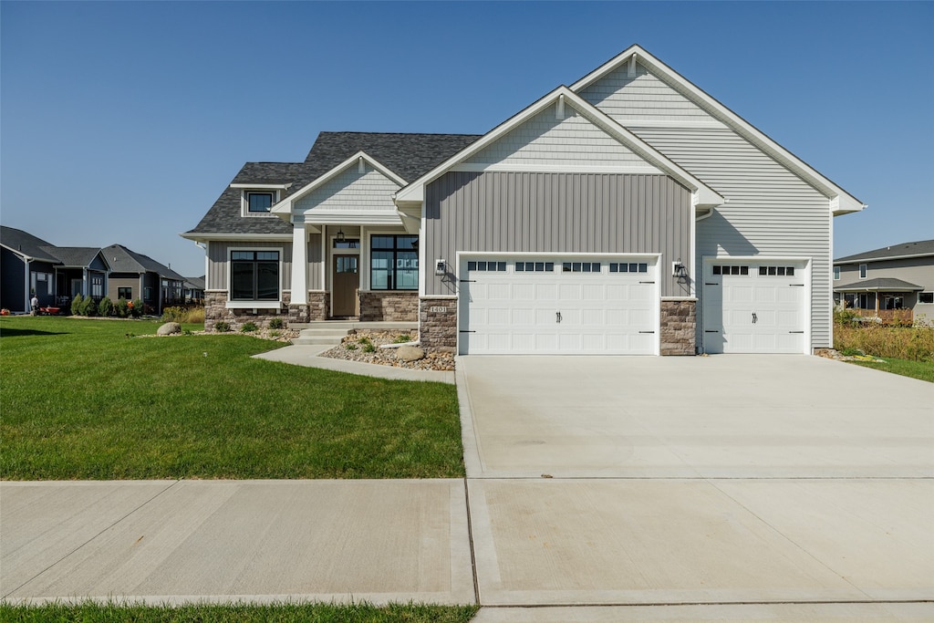 view of front facade featuring a garage and a front yard