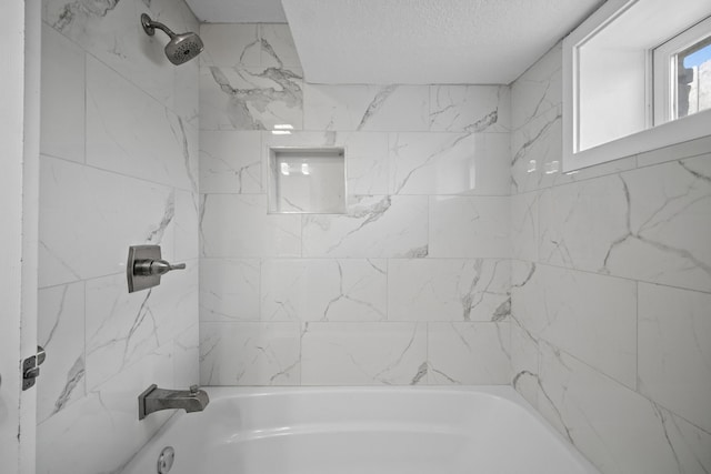 bathroom with tiled shower / bath