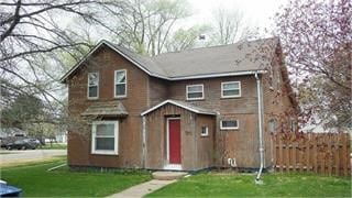 view of front of house featuring a front lawn