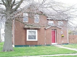 view of front facade featuring a front yard