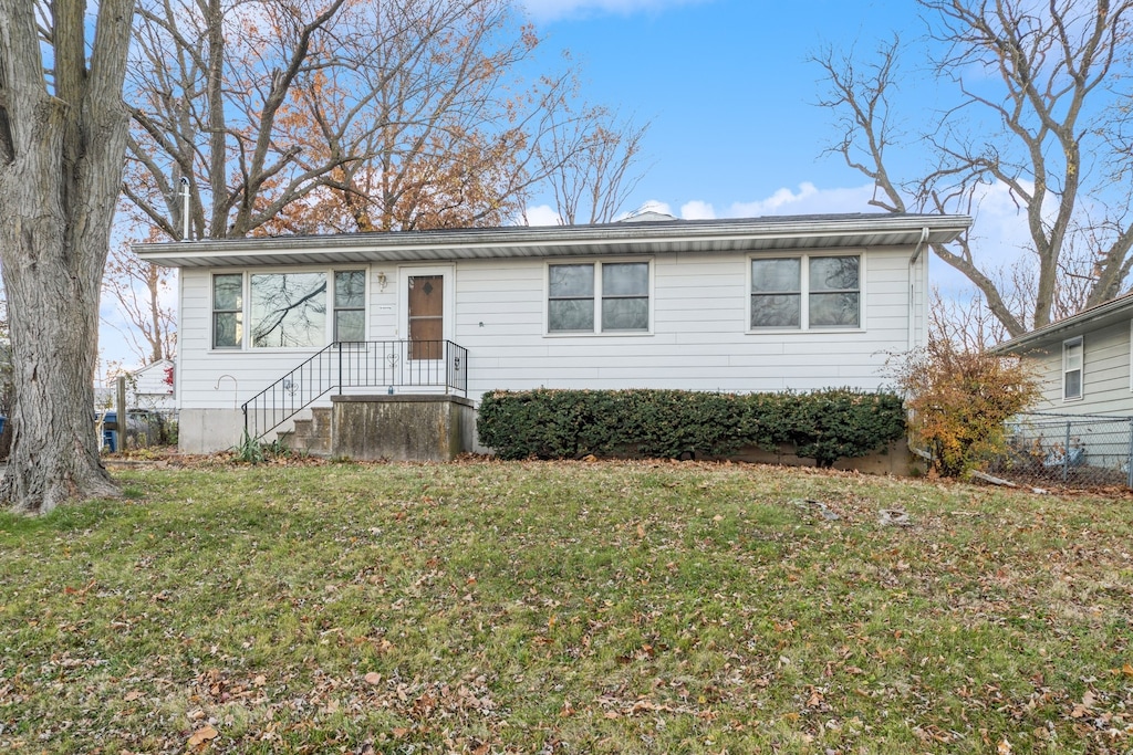 view of front of home featuring a front lawn