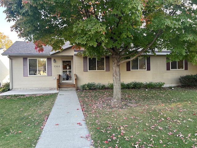 view of front of home featuring a front yard