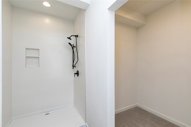 bathroom featuring a tile shower