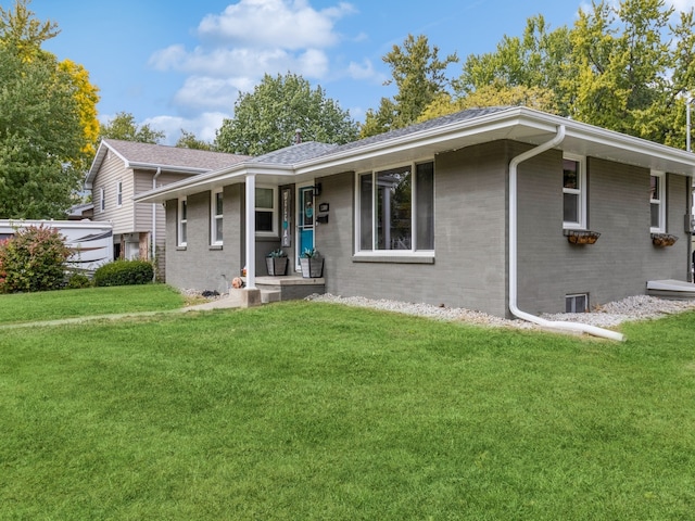 view of front of home featuring a front lawn