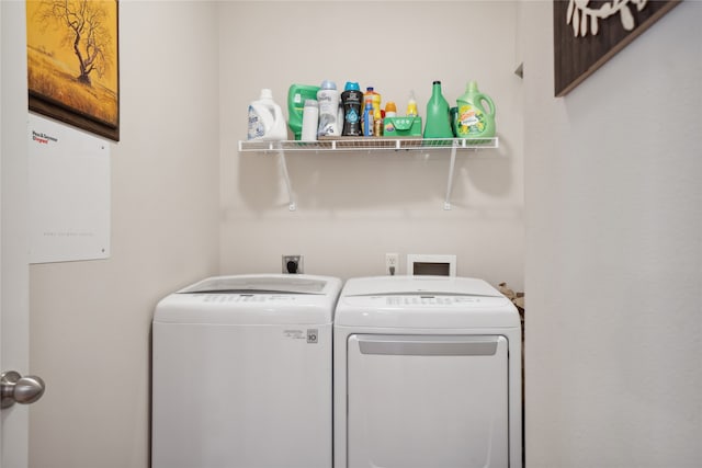 washroom featuring washing machine and clothes dryer