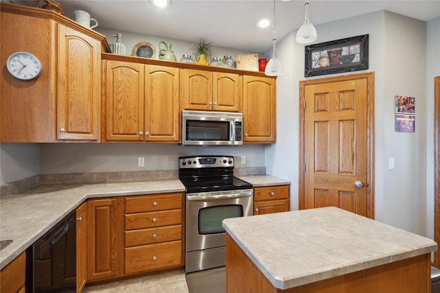 kitchen with stainless steel appliances, decorative light fixtures, and a center island