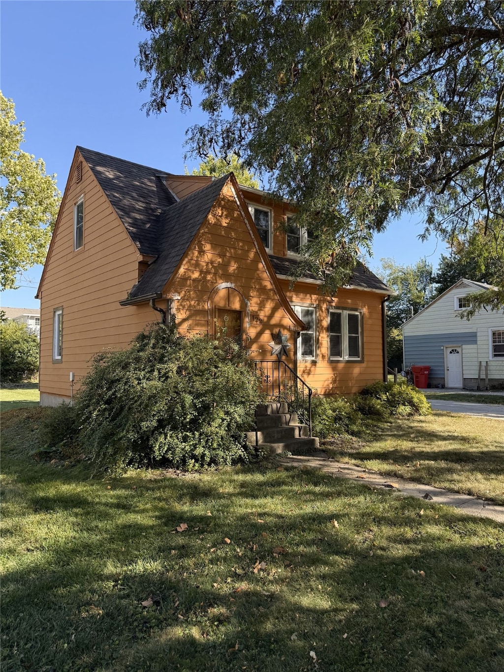 view of front of property featuring a front lawn