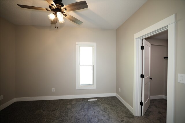 carpeted empty room featuring ceiling fan