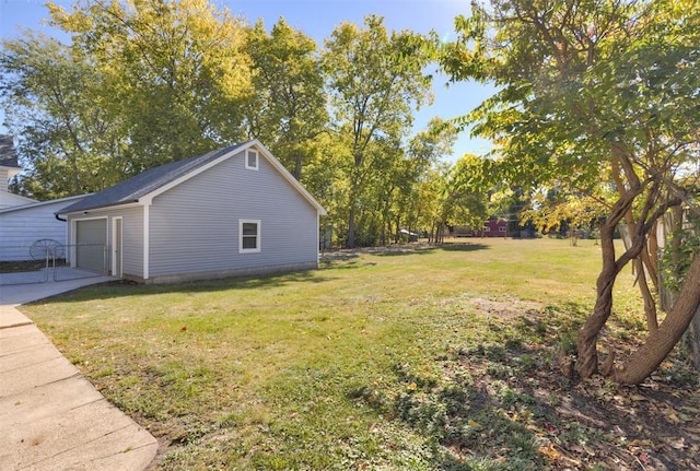 view of yard featuring driveway