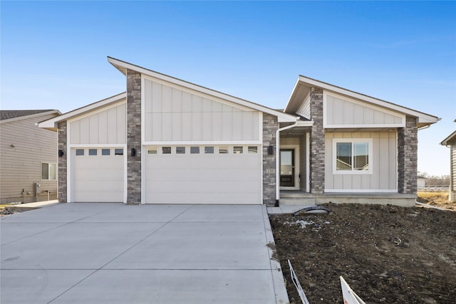 view of front facade featuring a garage