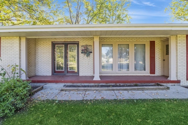 property entrance featuring a porch