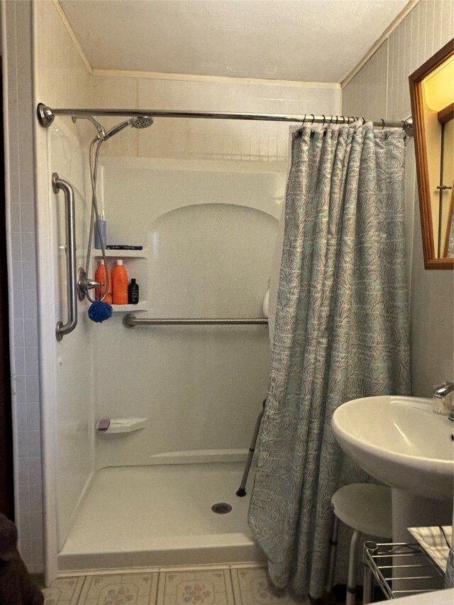 bathroom with crown molding and a shower with curtain