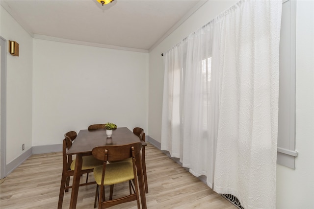 dining room featuring light hardwood / wood-style floors and ornamental molding