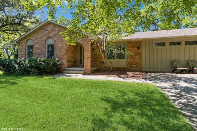 ranch-style home with a front lawn