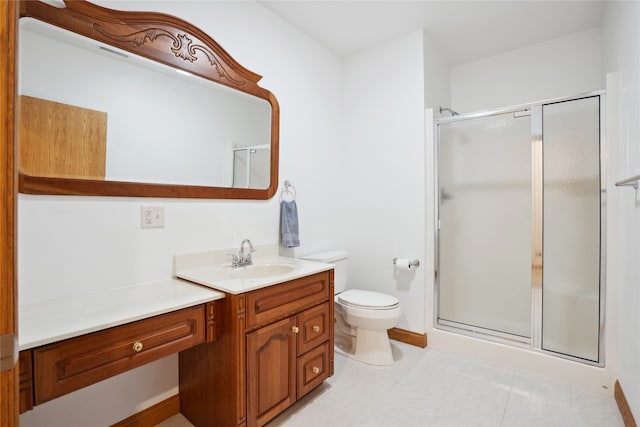 bathroom with a shower with door, vanity, and toilet