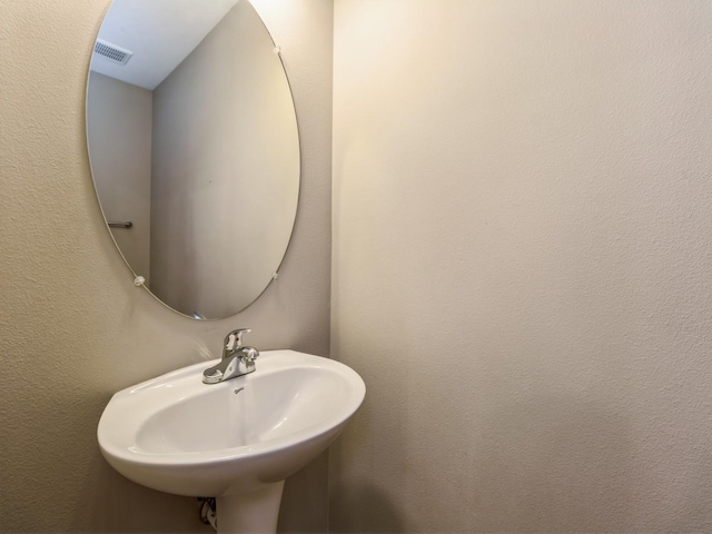 bathroom featuring sink