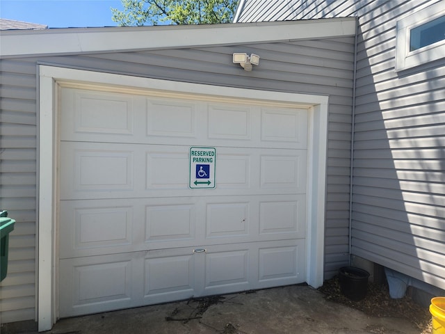 700HICKORYST Hickory St, Creston, IA 50801 - garage featuring driveway